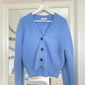 Stickad kofta - Superfin stickad kofta från &otherstories, knappt använd💙 Sticks inte🧸 Köpt för 890kr