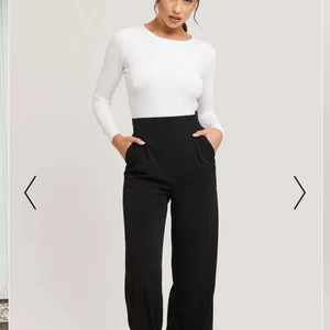 Kostymbyxor nypris 499 - Kostymbrallor från NAKD. Aldrig använda, bara testade. Är 174 o de va lite korta på mig ❤️ stängs med dragkedja på sidan. 