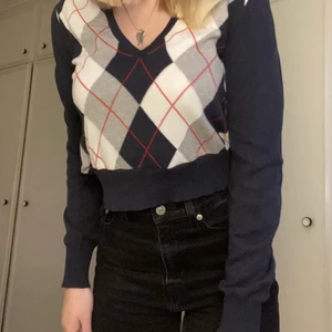 Grandpa sweater - Rutig tröja köpt på second hand och som är omsydd för att vara mer croppad. Av märket United colors of benetton✨✨