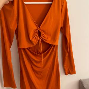 Orange Midi klänning från zara i storlek 38 aldrig kommit till användning tyvärr 