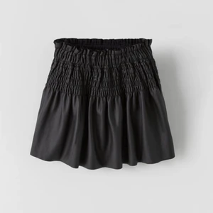 Zara kjol - Säljer denna snygga och sköna  skinn kjol ifrån barn avdelningen på Zara. Den är i jätte fint skick då jag it använt den mycket alls. Den är i storlek 164. Skulle nog säga att den passar S och M jag själv brukar ha M och S i kjolar och denna passar perfekt! Eftersom att den kan stretchas ut kan den passa en L också. Köpt för 180 säljer för 100.