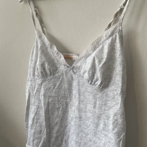 Vitt linne - Ett vitt urringat linne, superfint till sommaren. Väldigt tunt och skönt material! Storlek: S, 36/38