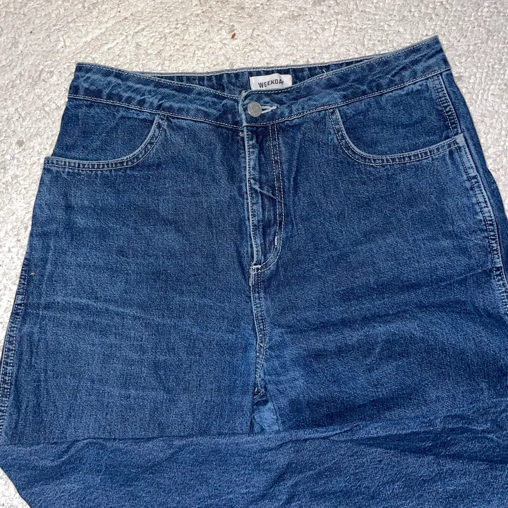 Ett par vida jeans från Weekday ”Vida demon trs harbor blue”. Dom sitter tight ovanför midjan på mig. Storlek: 42. Jeans & Byxor.
