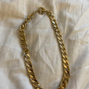 Guldkedja - Jätte fint guldkedjehalsband från nakd!!