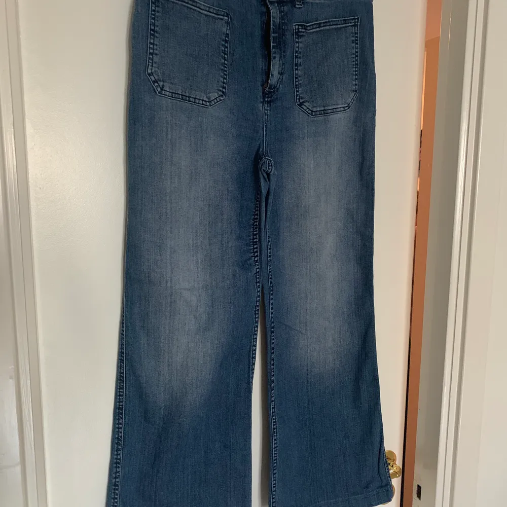 Lite äldre jeans men i fint skick. De är korta i benen (innermått ca 70cm). Om ni vill veta mer/ha fler bilder är det bara att kontakta mig privat :). Jeans & Byxor.