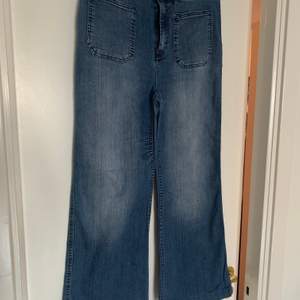 Lite äldre jeans men i fint skick. De är korta i benen (innermått ca 70cm). Om ni vill veta mer/ha fler bilder är det bara att kontakta mig privat :)