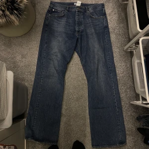 hope rush denim 33 - Size: 33" Cond: bra skick, bah slitet längst ner. Retail: 1400kr