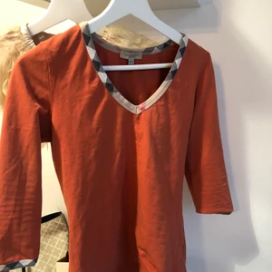 Burberry topp - Äkta. Serienummer finns. Passar S. 
