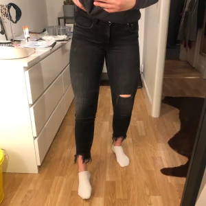 ZARA jeans stl:40 (små i storleken) - ZARA jeans, i bra skick, storleken 40 (små i storleken), har naturliga slitningar som detaljer