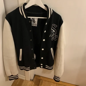 College jacka - Säljer min skitsnygga college jacka!! Bra skick, köpt på second hand💕 buda privat