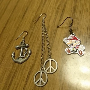 Örhängen  - Tre originella örhängen - Super Mario, Ankare och Peacetecken. En för 40kr eller två för 60kr☮️