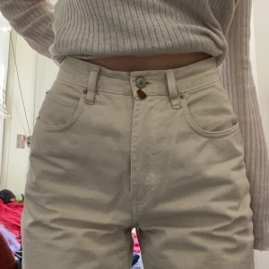 Högmidjade byxor - Beige högmidjade byxor perfekta till sommaren