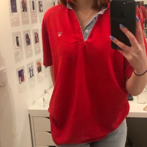 Röd gant tröja - Cool röd gant tröja, storlek m i herrstorlek men ser cool ut då den blir oversized