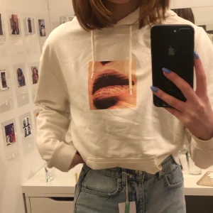 Vit hoodie med snyggt tryck - En vit hoodie med coolt tryck i mitten, använd två tre gånger, Säljer för jag har liknande plagg