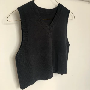 Shein väst - Väst från Shein, aldrig använd då den var för liten för mig, säljer för 50kr +frakten 63kr! storlek S❤️