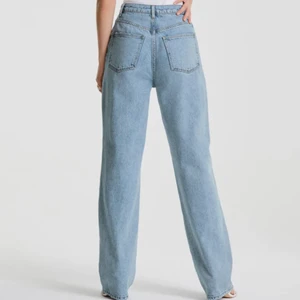 Jeans - Säljer dessa mom/raka jeans från gina. Nypris på dom är 599kr. Superfint skick!(Det vita har dock blivit blått) Kontakta mig om du vill ha fler bilder. (Säljer fler trendiga saker så det är värt att ta en titt)