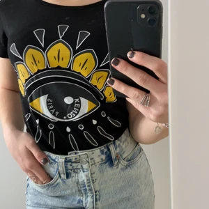 T-shirt - Superfin t-shirt från Kenzo!💞 Storlek XS. Säljer den billigt då trycket släppt lite, men inget som syns eller som man tänker på!💞
