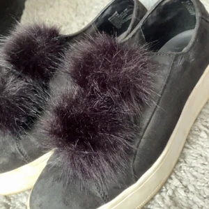 Skor - De är lite slitna där framme, men annars i bra skick och jättesnygga. Bollarna ser lite lila ut på bilden men är svarta. Köpta för ca 700kr. Köparen står för frakt