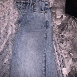 Blåa jeans från Gina Tricot. Storlek 34, men skulle säga att de passar 36 också. Lite stora för mig som är en 32a. Långa, går enda ner till hälarna på mig som är 170cm. 🤎