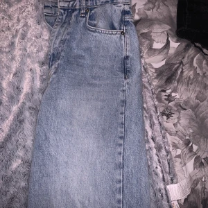 Jeans  - Blåa jeans från Gina Tricot. Storlek 34, men skulle säga att de passar 36 också. Lite stora för mig som är en 32a. Långa, går enda ner till hälarna på mig som är 170cm. 🤎