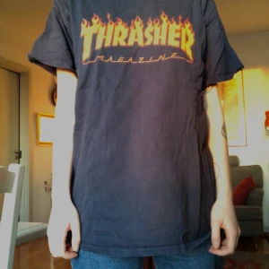 Thrasher T-shirt - Köpt second hand men är i fint skick. Något urtvättad men ger bara en skön vintage-wibe🤠