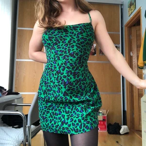 Cheetah print klänning - Klänning i leopardmönster, sitter dösnyggt! Inte tight men formar kroppen fint ändå💖💖