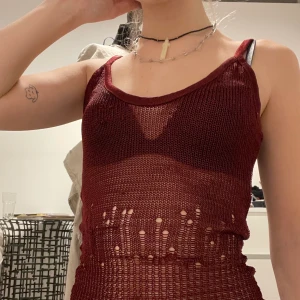 Knitted tank  - Vinrött dlöst stickat linne! Så skönt material och ur snyggt. Okänt märke köpt second hand