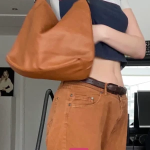 Fin läder väska - Hej! Säljer denna fina väska eftersom den inte kommer till användning🤎