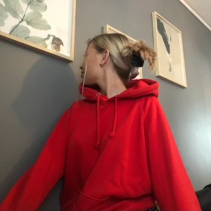 Hoodie  - Röd hoodie från bik bok använd kanske 2 gånger max, jätte mysig och fin men kommer tyvärr inte till användning 