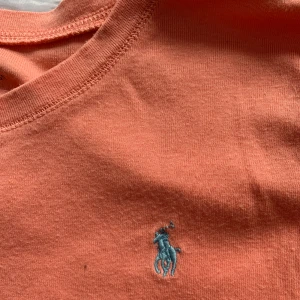 Persikofärgad Ralph Lauren T-Shirt - Säljer denna persikofärgade T-Shirt från Ralph Lauren. Fint skick! Skulle säga att den i storlek passar en XS.🥰