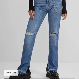Bershka jeans - Helt oanvända. Passar xs/xxs. Säljer då det är för små för mig. Buda från 200kr. Kedjan går att ta bort