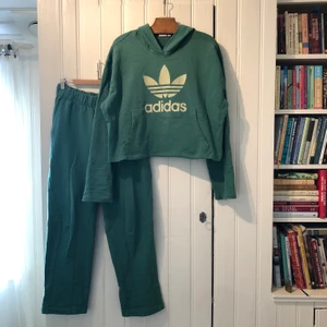 Mjukis-set från Adidas - Superfint det från Adidas i stl. M. Använda fåtal gånger, näst intill nyskick! 