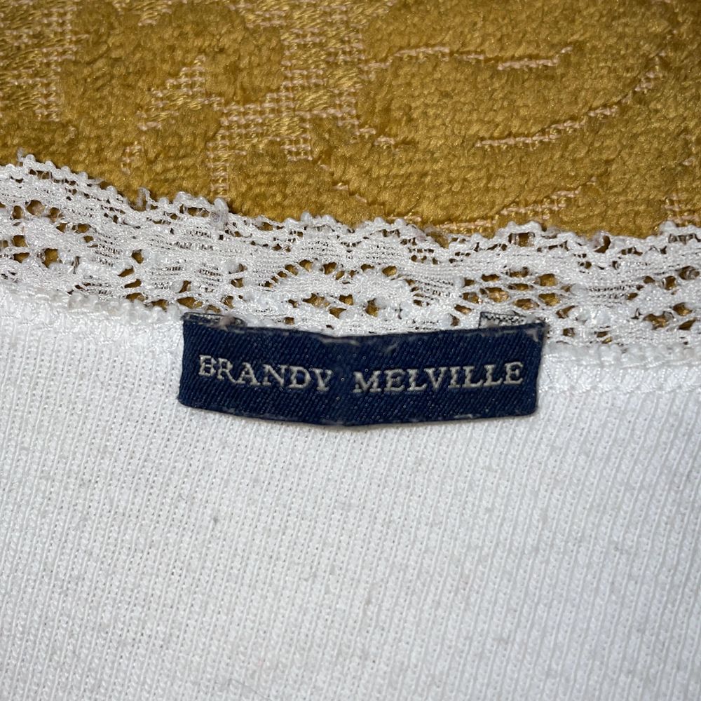 Vit långärmad Brandy Melville tröja/kofta i mycket gott skick (använd fåtal gånger!!), säljer då jag knappt använder den. står ”one size fits all” storleksvis men skulle tippa på att den ligger runt XS-S. tar emot bud och kan även byta mot andra klädesplagg, frakt diskuteras! <3. Tröjor & Koftor.