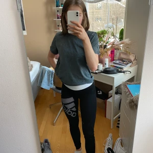 Adidas - Jag säljer mina adidas tighta då de inte längre passar mig, de är fortfarande i bra skick.