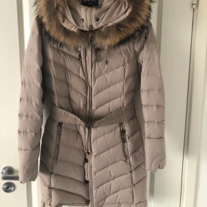 Jacka från Hollies - Jacka från Hollis i storlek 34. Den är kemtvättas. Köpte för cirka 5000kr och säljer 2000kr ink frakt 