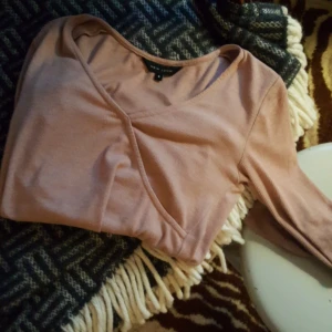 New look tröja - Söt, gammalrosa, ribbad tröja som är superbekväm! Frakt ingår i priset :)