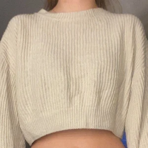 Stickad tröja - Beige stickad tröja som är ganska kort i magen. Inte använd så mycket så den är i bra skick