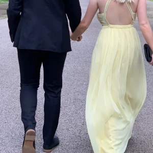 Balklänning  - Säljer min superfina gula balklänning. Den är använd 1 gång och i bra skick. Ifall ni vill ha fler bilder eller veta något mer får ni gärna höra av er!💖💛