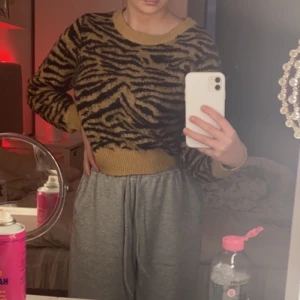 leopard tröja - mysig tröja med leopard mönster, fluffigt tyg. säljer då jag bara inte använder den längre. orginalpris 300. köparen står för frakten. meddela mig om du har frågor eller är intresserad. 