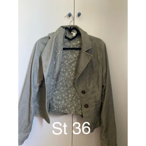 Kavaj storlek 36 - Grå kavaj 150 kr. 