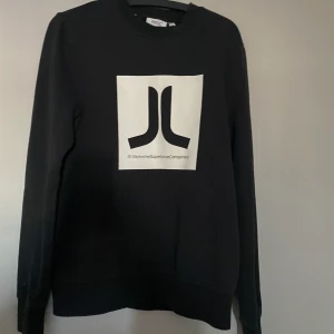 Wesc sweatshirt storlek S - Säljer den för den är för liten. Använd MAX 3 gånger så den är i väldigt bra skick. Fick den i födelsedagspresent så vet inte vad den kostar ny. Köper står för frakt