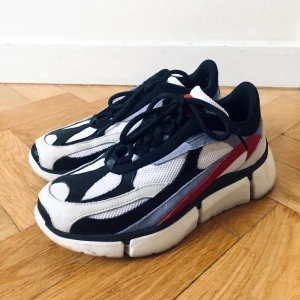 J Linderberg Sneakers stl 39 - Enbart använts inomhus, fint skick. Modellen sålde slut direkt. Nypris: 2400kr 