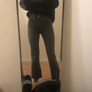 Gråa vida jeans zara  - Säljer dessa jeans! Storlek 34 men pssar även 36 skulle jag säga! Du står för frakt 💕
