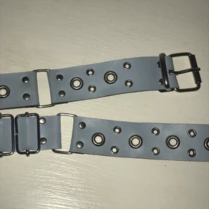 Y2K bälte  - Sååå snyggt skärp/bälte, ljusblått med massor av coola detaljer 😍😍 älskar