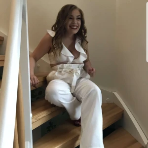 Vita högmidjade kostymbyxor stl S - Ett par vita högmidjade kostymbyxor från Bikbok i storlek s.  Köpta för ett par år sedan. Använda sparsamt, finns en lite fläck på baksidan men syns ej så mycket. Skärpet ingår men går också att ta av