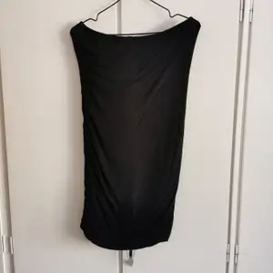 Kort slinky klänning i mjukt stretch material från rut m. fl.. Använd ett fåtal gånger. Storlek S. 30kr.