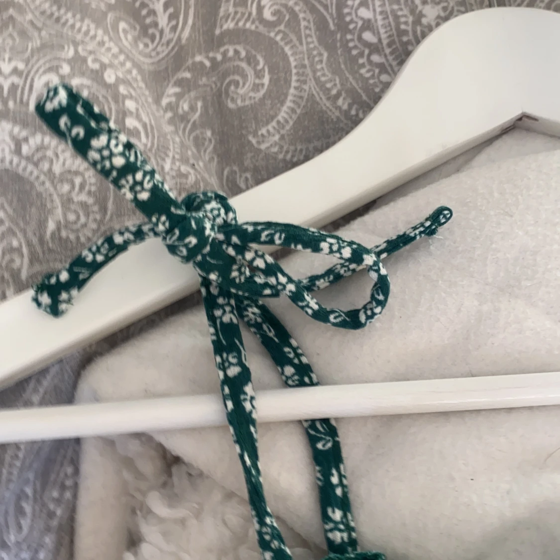 Grön klänning med blommor  - 91