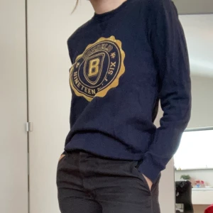 Bondelid tröja - Blå tröja från bondelid med gult emblem ! Bra skick & snygg fit! Pris ej inklusive frakt, kan mötas upp i Höllviken eller malmö