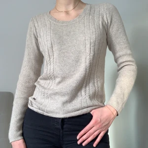 Stickad tröja  - Stickad tröja från Louis Féraud Paris i storlek 38. Mycket sparsamt använd, fint skick. Silke och angora blandning, inköpt i Dubai för ca 2000kr 🤍 Kolla gärna in mina andra annonser!