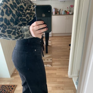 Svarta jeans  - Helt nya jeans från NAKD, i storlek 36. Aldrig använda, bara testade, lapparna är kvar. Säljer pga för långa för mig som är 150 cm. 